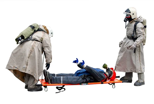 Ratownicy Kombinezonach Ochrony Chemicznej Lub Biologicznej Ratują Ofiarę Przed Uszkodzeniami — Zdjęcie stockowe