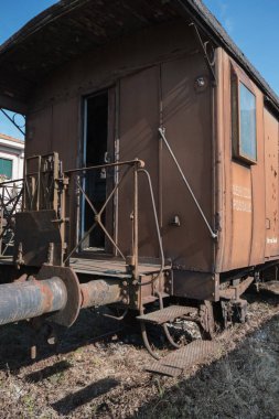 Treno fermo e arrugginito