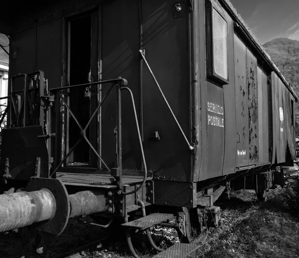 Treno fermo e arrugginito