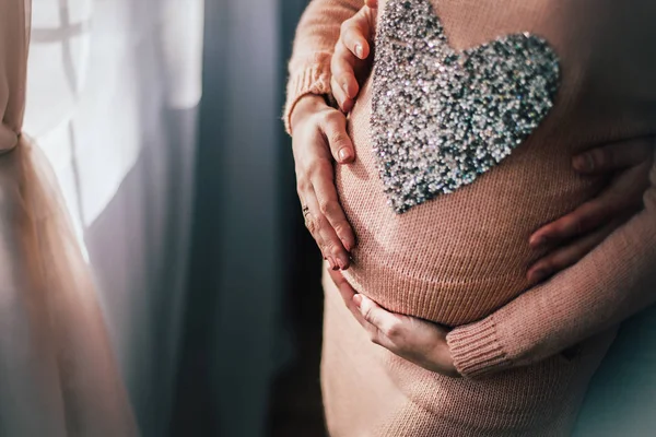 Schwangere mit Händen auf dem Bauch — Stockfoto