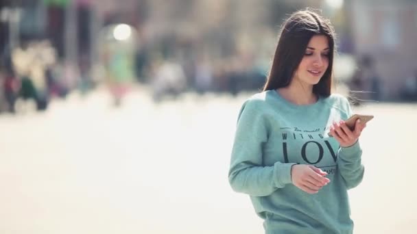 Chica con teléfono móvil en la ciudad — Vídeo de stock