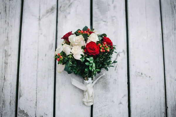 Un bouquet da sposa giace su tavole bianche — Foto Stock