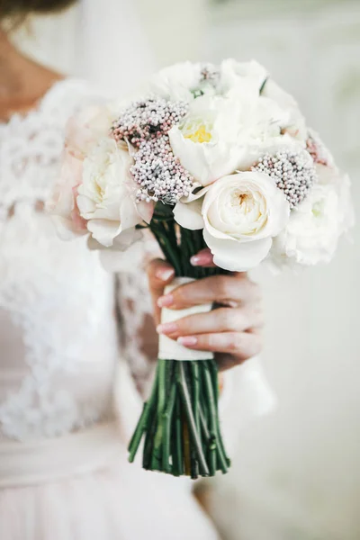 Sposa in possesso di un bouquet da sposa in mano — Foto Stock