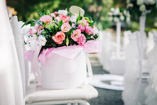 上一张椅子上的玫瑰的婚礼花束 — 图库照片