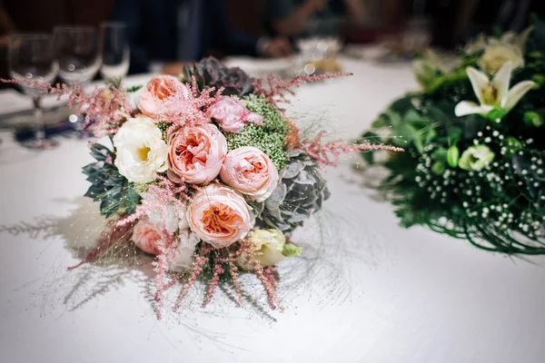 Sobre la mesa un ramo de bodas — Foto de Stock