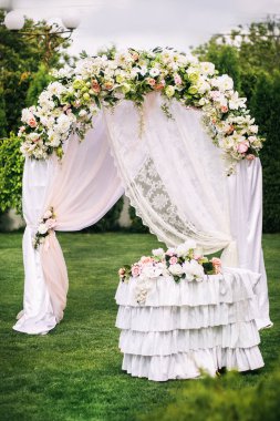 Düğün kemer ve tablo yeşil çimenlerin üzerinde