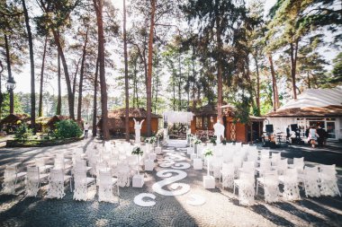 Düğün arch töreni birçok kişi için ormanda,