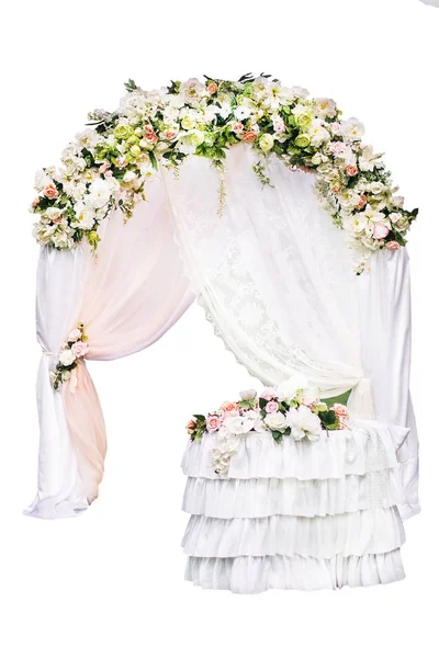 Arco de boda, mesa, ceremonia sobre fondo blanco —  Fotos de Stock