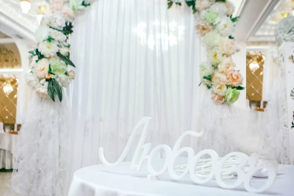 Любовь на заднем плане свадебной арки — стоковое фото