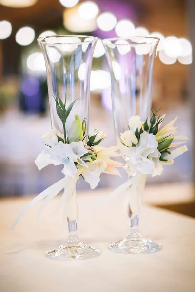 Two glasses in a blurry background — Stock Photo, Image