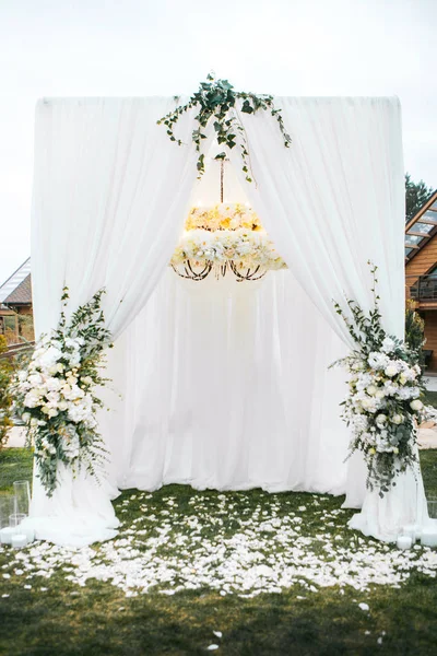 Vysoký oblouk s lustrem na svatbě — Stock fotografie