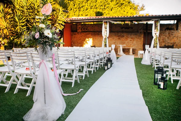 Wedding arch in the woods, ceremony for many people — Stock Photo, Image