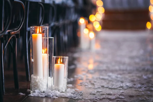 Весільні прикраси в церкві, свічки, фон розмиті — стокове фото