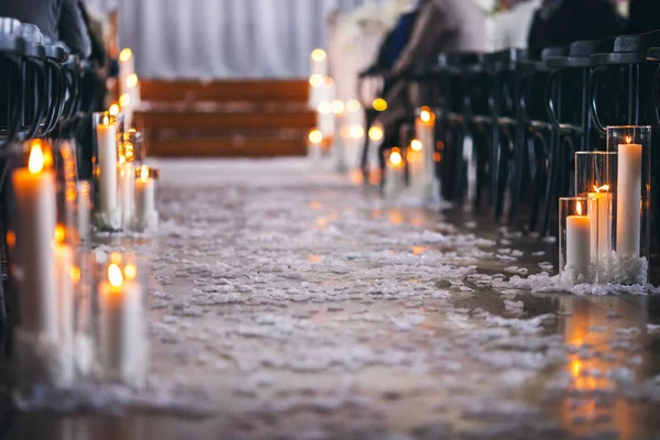 Decoração de casamento na igreja, velas, fundo borrado — Fotografia de Stock