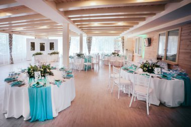 Yuvarlak masa mavi, turkuaz sesleri ile düğün Salonu