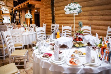 Sarı tonlarda çevrilen tablolar ile salonu düğün