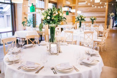 Sarı tonlarda çevrilen tablolar ile salonu düğün