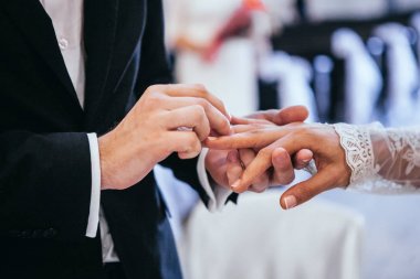 O onun nikah yüzüğü parmağına koymak