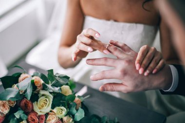 Alyans üstüne otur