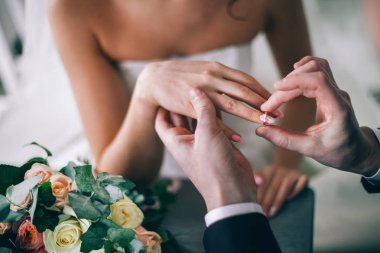O onun nikah yüzüğü parmağına koymak