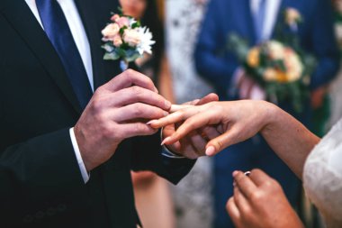 O onun nikah yüzüğü parmağına koymak