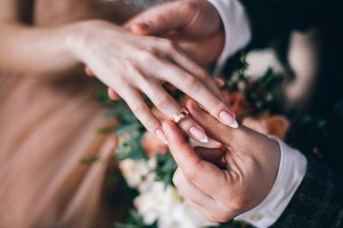 O onun nikah yüzüğü parmağına koymak