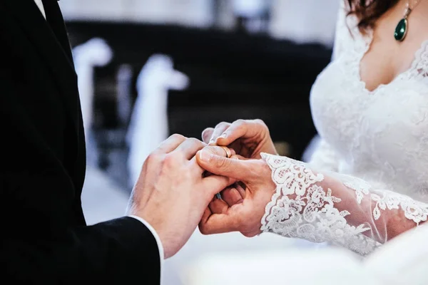 He put wedding rings on him — Stock Photo, Image