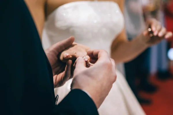 He put her wedding rings on her finger — Stock Photo, Image