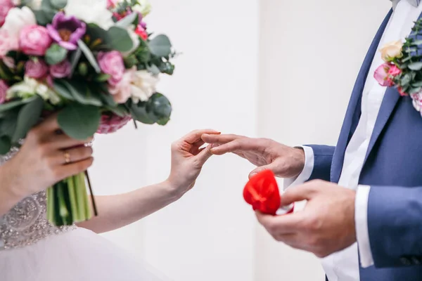 Ele pôs-lhe alianças de casamento. — Fotografia de Stock