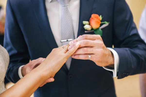 Hij zette haar trouwringen op haar vinger — Stockfoto