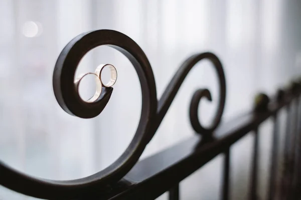 Anéis de casamento em forjamento, minimalismo — Fotografia de Stock