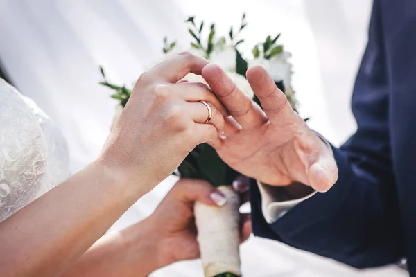 Ela colocou alianças de casamento para ele — Fotografia de Stock