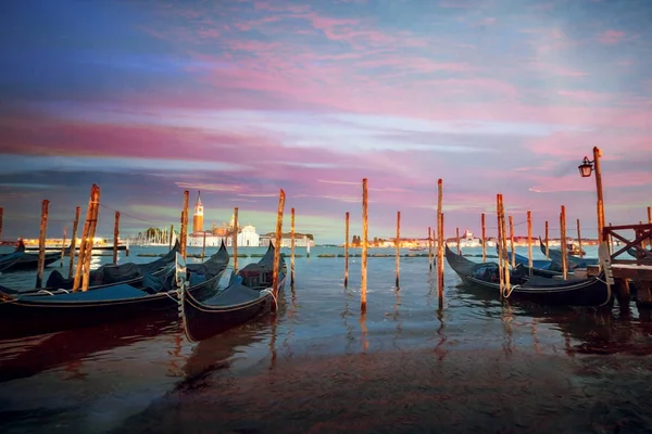 Veneza ao pôr do sol, gôndolas — Fotografia de Stock