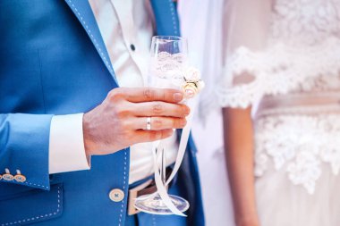 Gelin ve damat bir kadeh şampanya holding