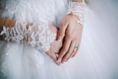 Kollarını gelin katlanmış