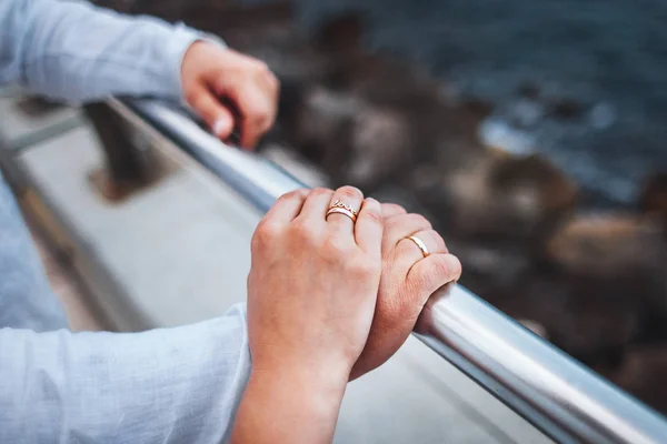 Nevěsta si vzal ruku ženicha — Stock fotografie