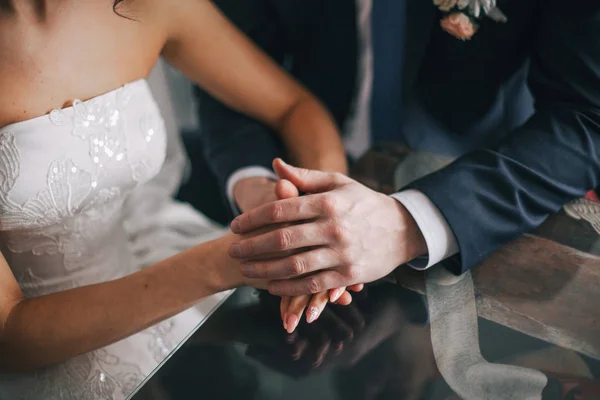 De bruid nam van de bruidegom hand — Stockfoto