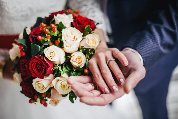 Le marié a pris les mains de la mariée — Photo