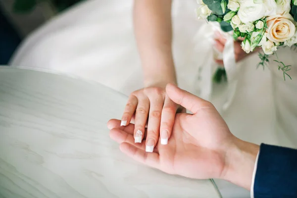 Ženich vzal ruce nevěsty — Stock fotografie