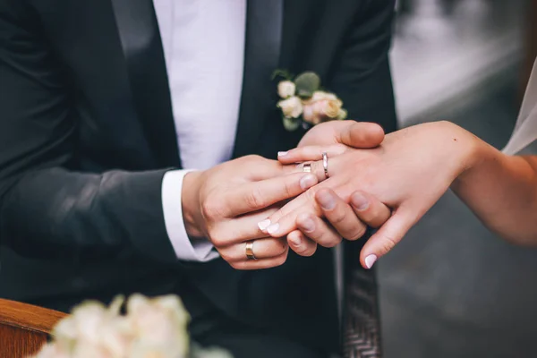 De bruidegom haalt een ring op een vinger — Stockfoto