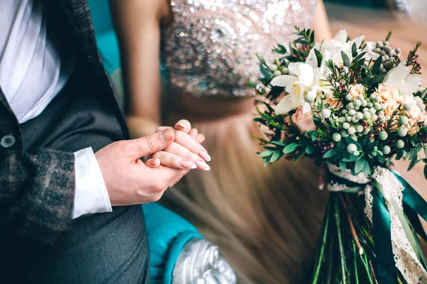 Lo sposo prese le mani della sposa — Foto Stock