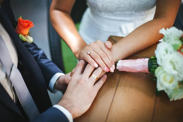 The groom holds the bride's hand — Stock Photo, Image