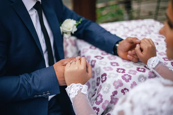 Lo sposo tiene la mano della sposa — Foto Stock