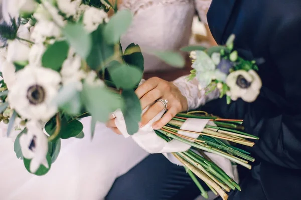 Lo sposo tiene la mano della sposa — Foto Stock