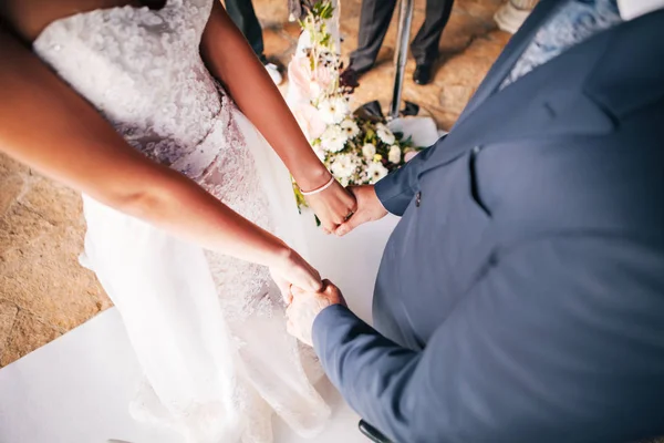 Жених держит невесту за руку — стоковое фото