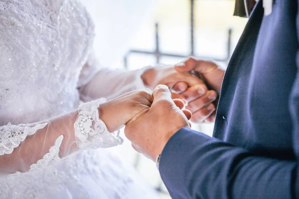 Ο γαμπρός κρατά το χέρι της νύφης — Φωτογραφία Αρχείου