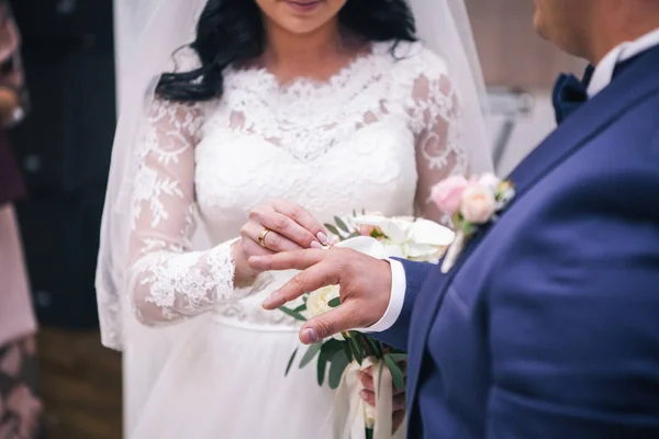 新娘把戒指放在新郎的手上。 — 图库照片