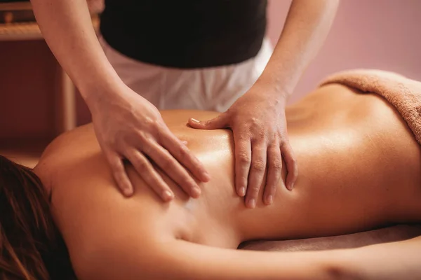 Klassieke massage op de benen en rug — Stockfoto