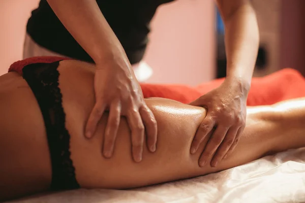 Klassieke massage op de benen en rug — Stockfoto