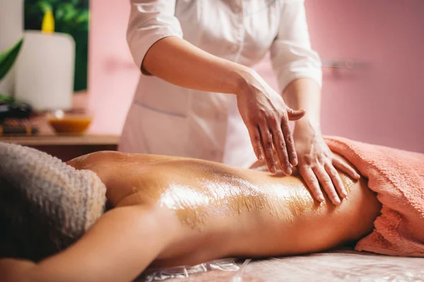 Massaggiatrice donna, con massaggio al miele ai lati — Foto Stock